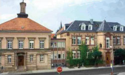 Reilinger Rathaus gegenüber Eutonie Institut